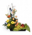 Arreglo de Frutas con Flores 